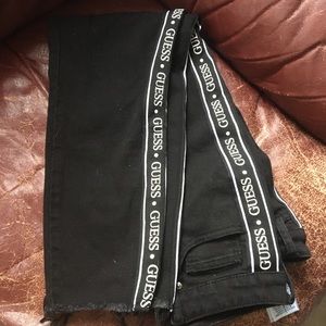 GUESS JEANS - NYLA LOGO TAPE STRAIGHT JEANS